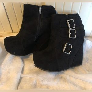 3 buckle platform booties. Very light, easy to walk in. Size 6.5